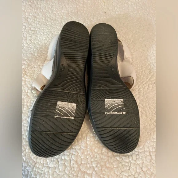 Clarks Women’s White Floral Sandals size 11 - Picture 4 of 8